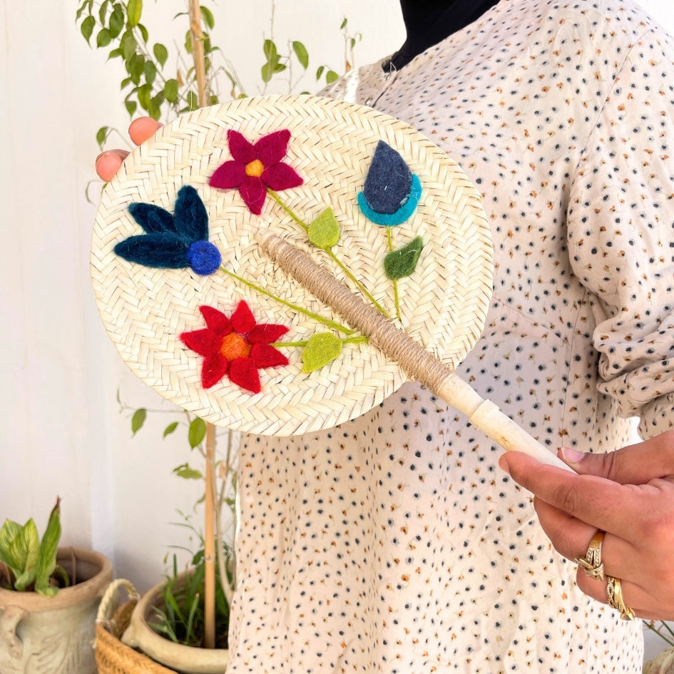 Eventail traditionnel en jute avec des fleurs multicolores