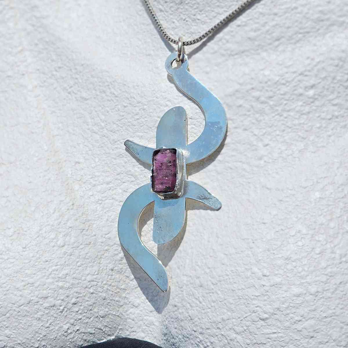 collier Yaz en argent 925 avec ruby brut au milieu, style Amazigh exclusif