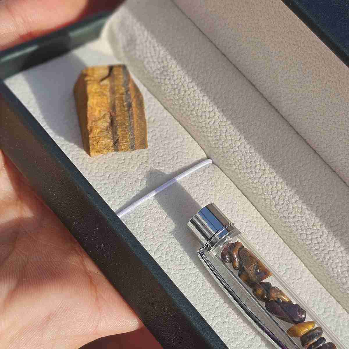 stylo œil de tigre luxe avec pierre brute pour une écriture unique