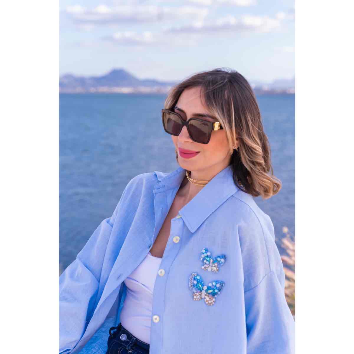 Chemise en bleu ciel brodée à la main - Taille de vêtements M