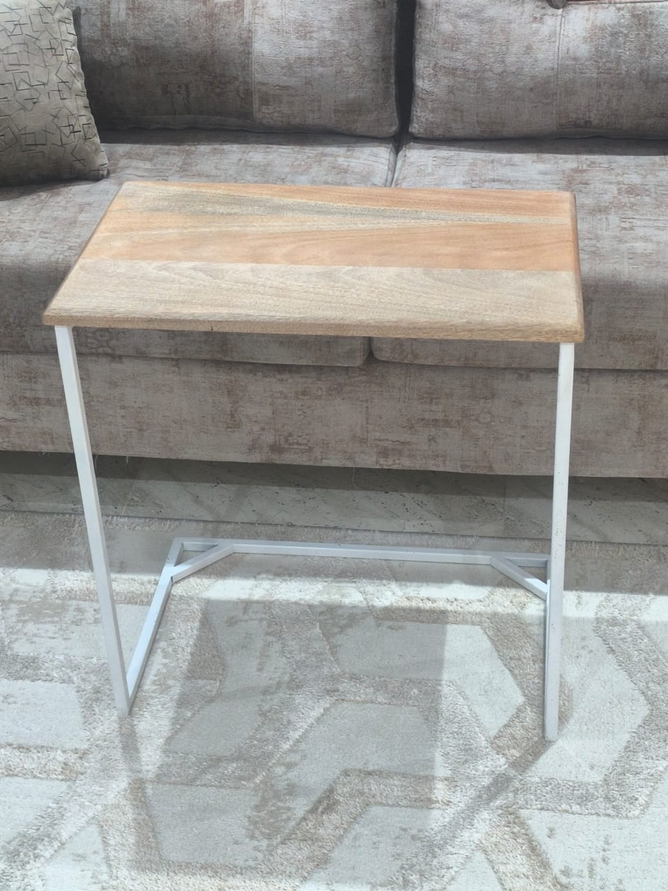Table multitâche Forme C en bois fraké et acier noir – design moderne et pratique