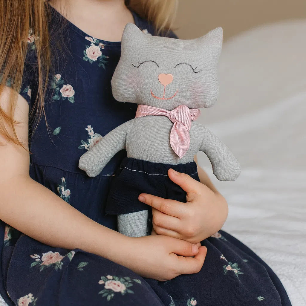 Doudou chat artisanal en short jean et cache col rayé