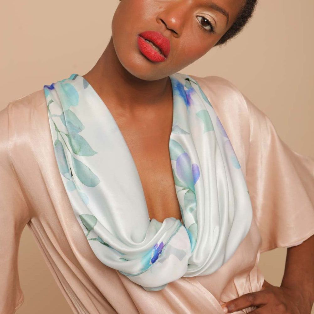 Foulard en soie naturelle en bleu et des motifs floraux "Fullfilled intentions" - artisanat Tunisien fait main | ILEYCOM