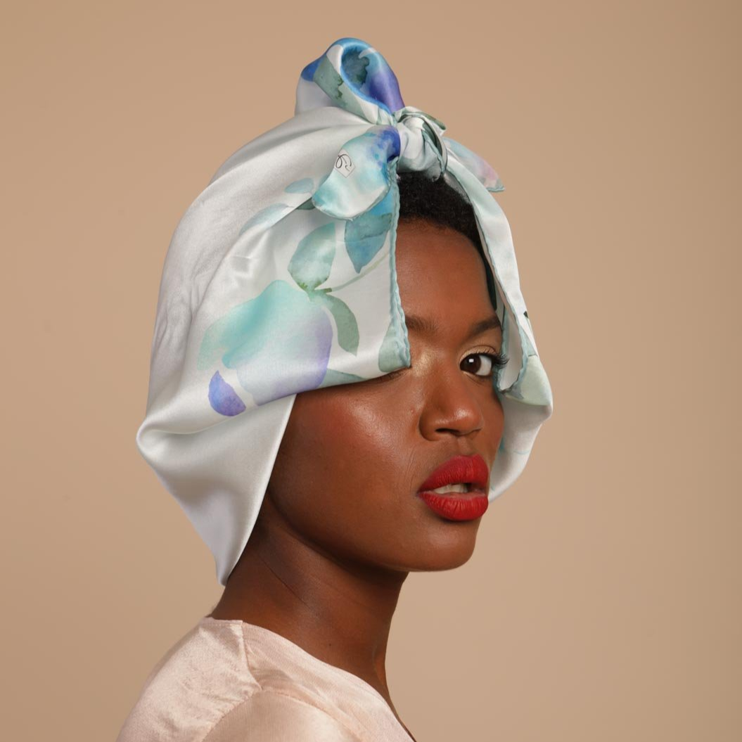 Foulard en soie naturelle en bleu et des motifs floraux "Fullfilled intentions" - artisanat Tunisien fait main | ILEYCOM