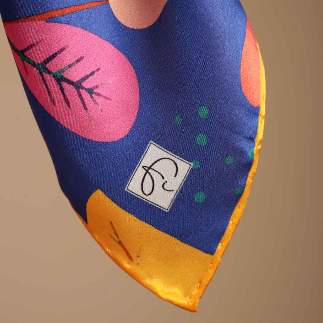 Foulard en soie naturelle en bleu "Full of imagination" - artisanat Tunisien fait main | ILEYCOM