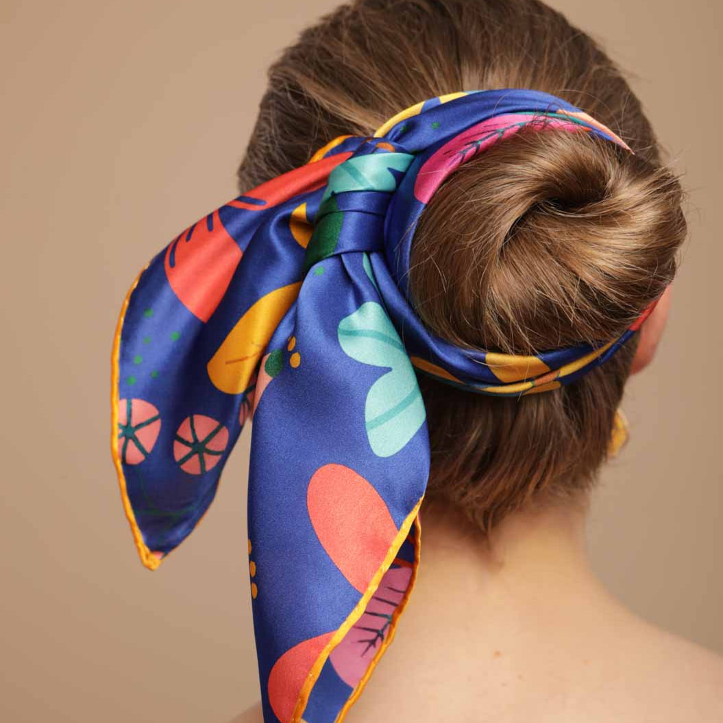 Foulard en soie naturelle en bleu "Full of imagination" - artisanat Tunisien fait main | ILEYCOM