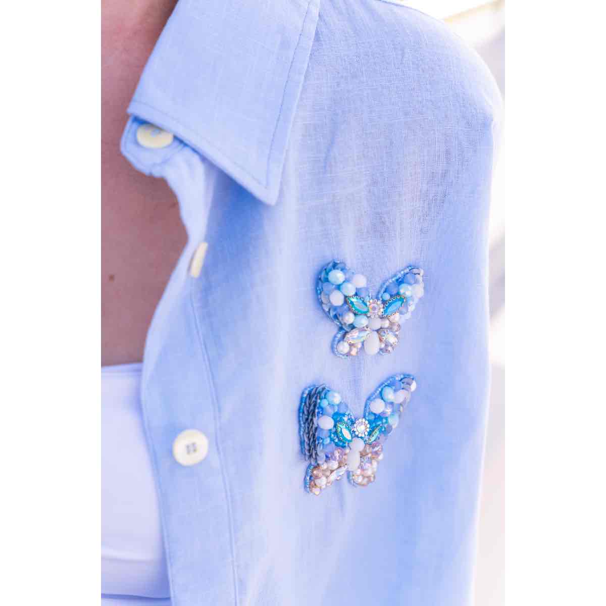 Chemise en bleu ciel brodée à la main - Taille de vêtements M