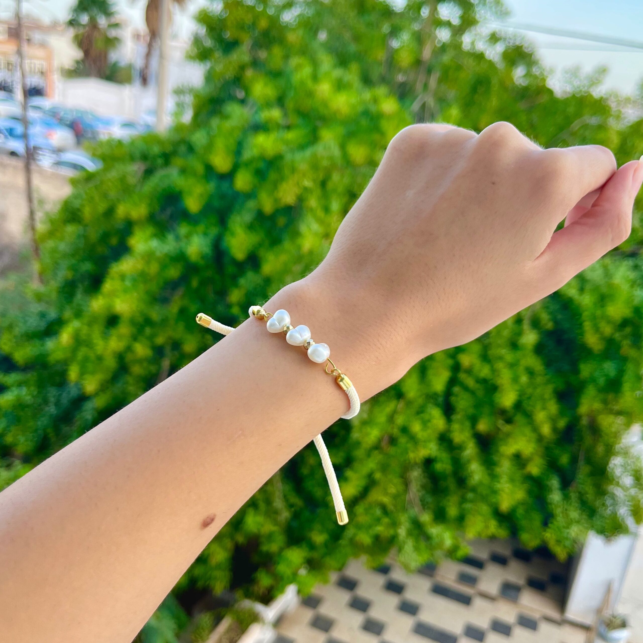 Bracelet ajustable avec des perles blanc