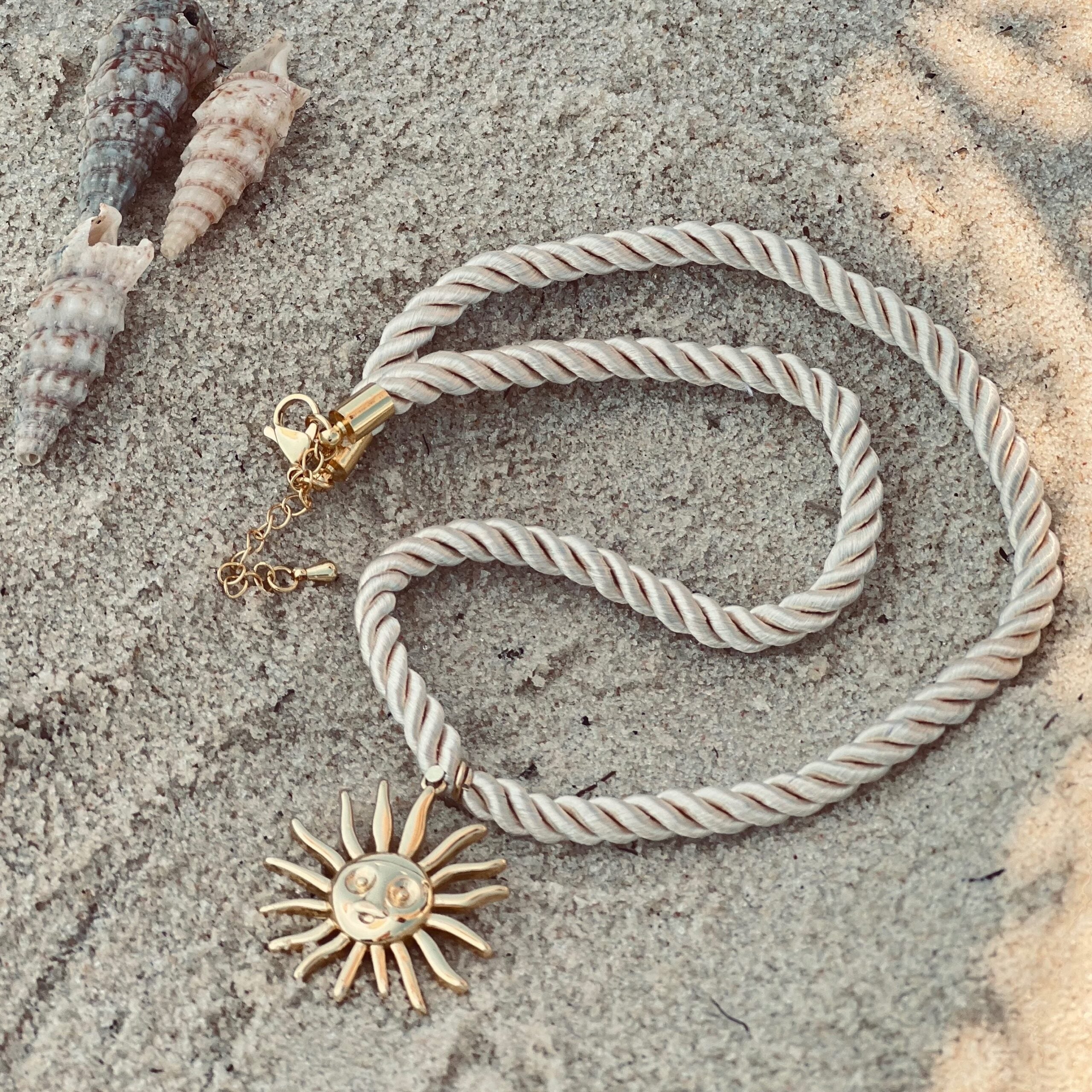 Collier soleil éclatant pour un été inoubliable