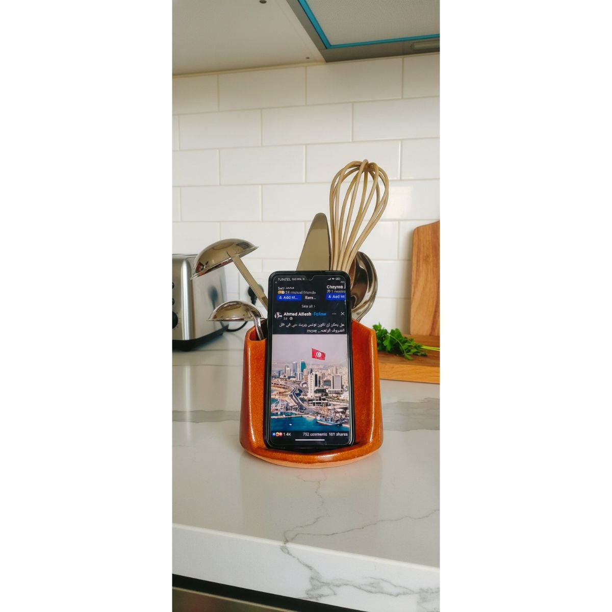 Support téléphone premium pour cuisine avec porte couverts élégant