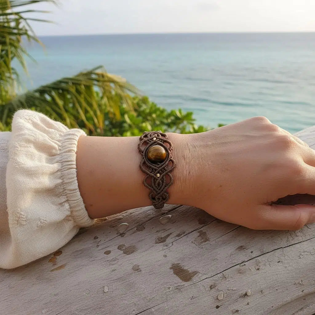 Bracelet micromacramé fait main avec œil de tigre motif arabesque