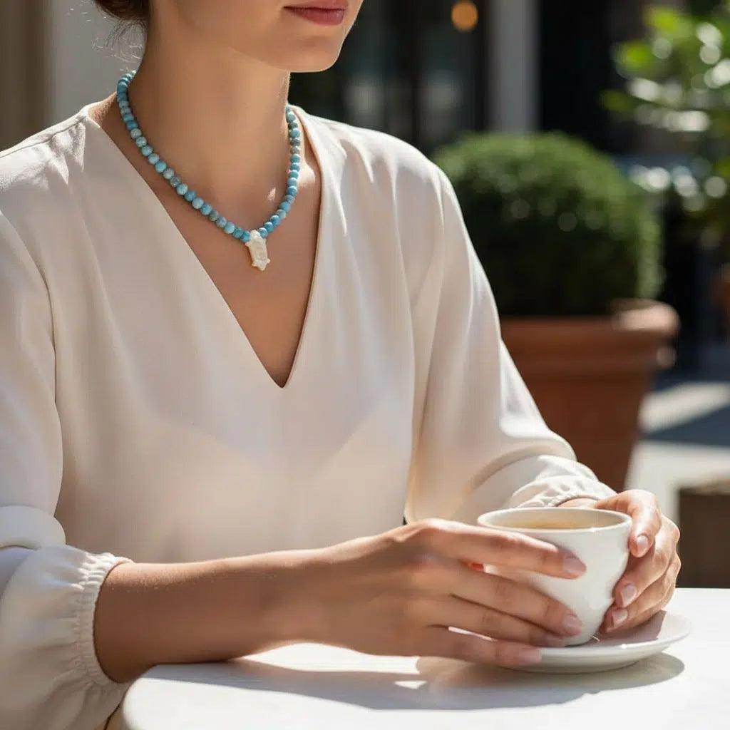 collier apaisant en larimar bleu et nacre artisanale