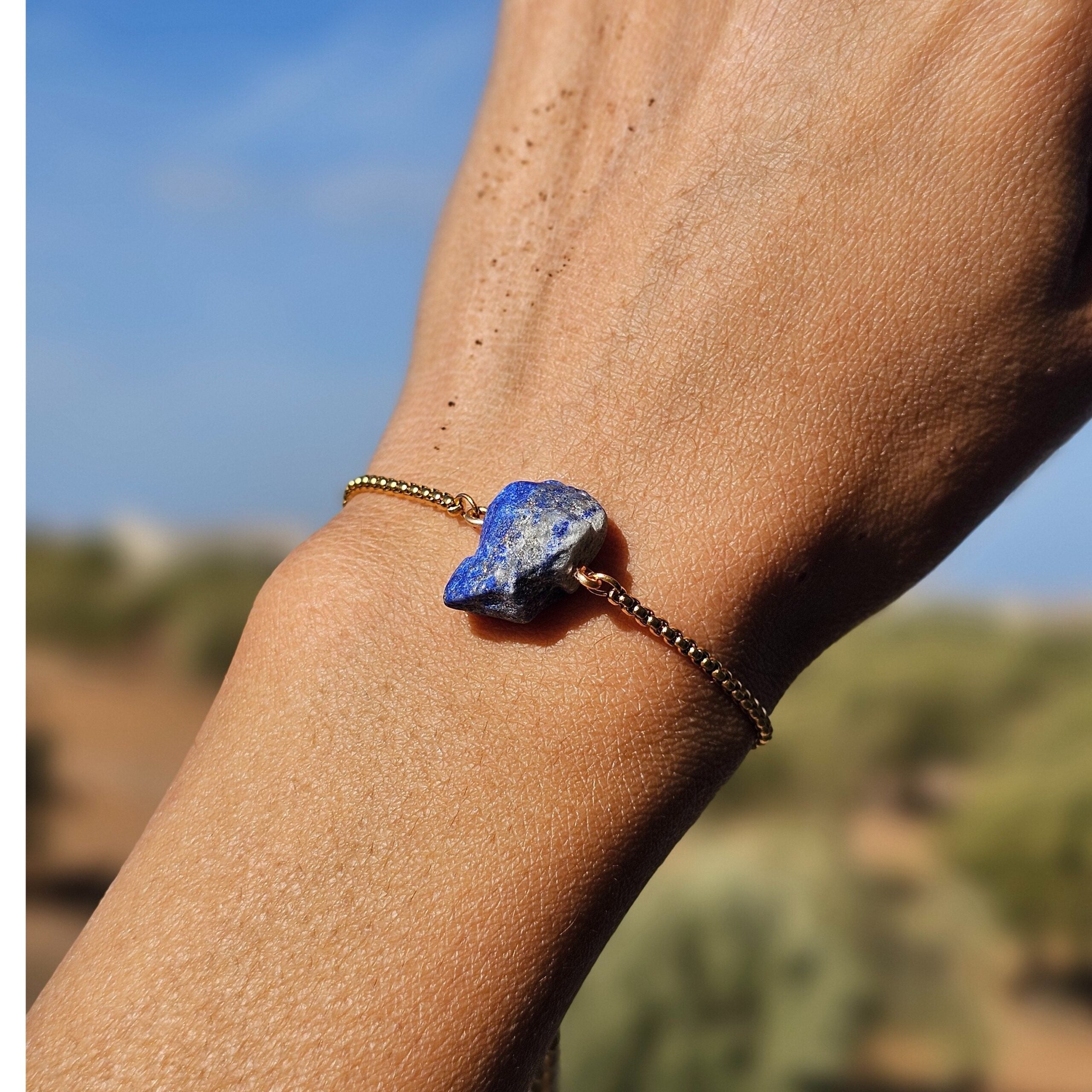 Bracelet Doré avec Lapis Lazuli Brut - Élégance et Équilibre