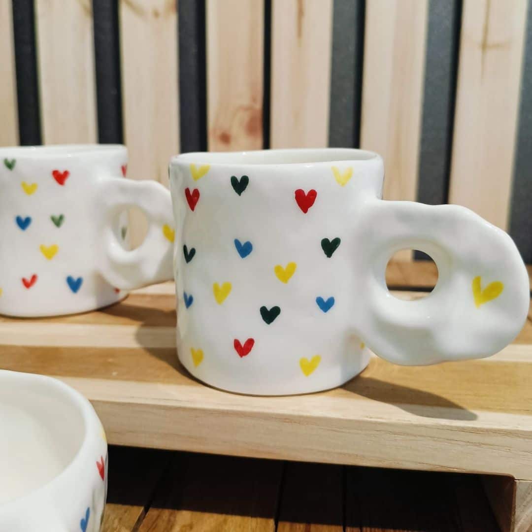 Grand mug cylindrique motifs cœurs arc-en-ciel – Fait main (9 x 8 cm) - artisanat Tunisien fait main | ILEYCOM