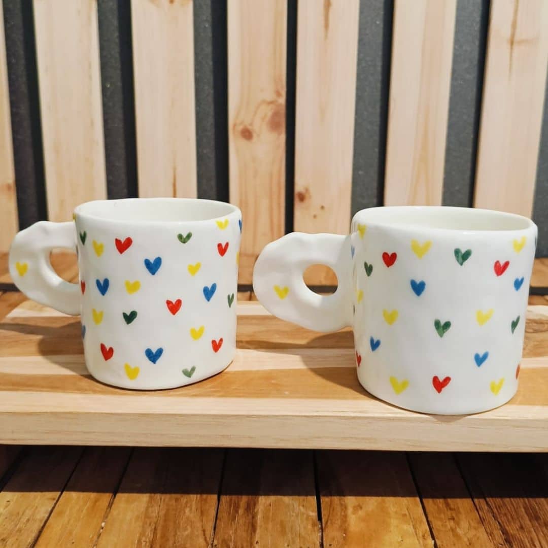 Grand mug cylindrique motifs cœurs arc-en-ciel – Fait main (9 x 8 cm) - artisanat Tunisien fait main | ILEYCOM