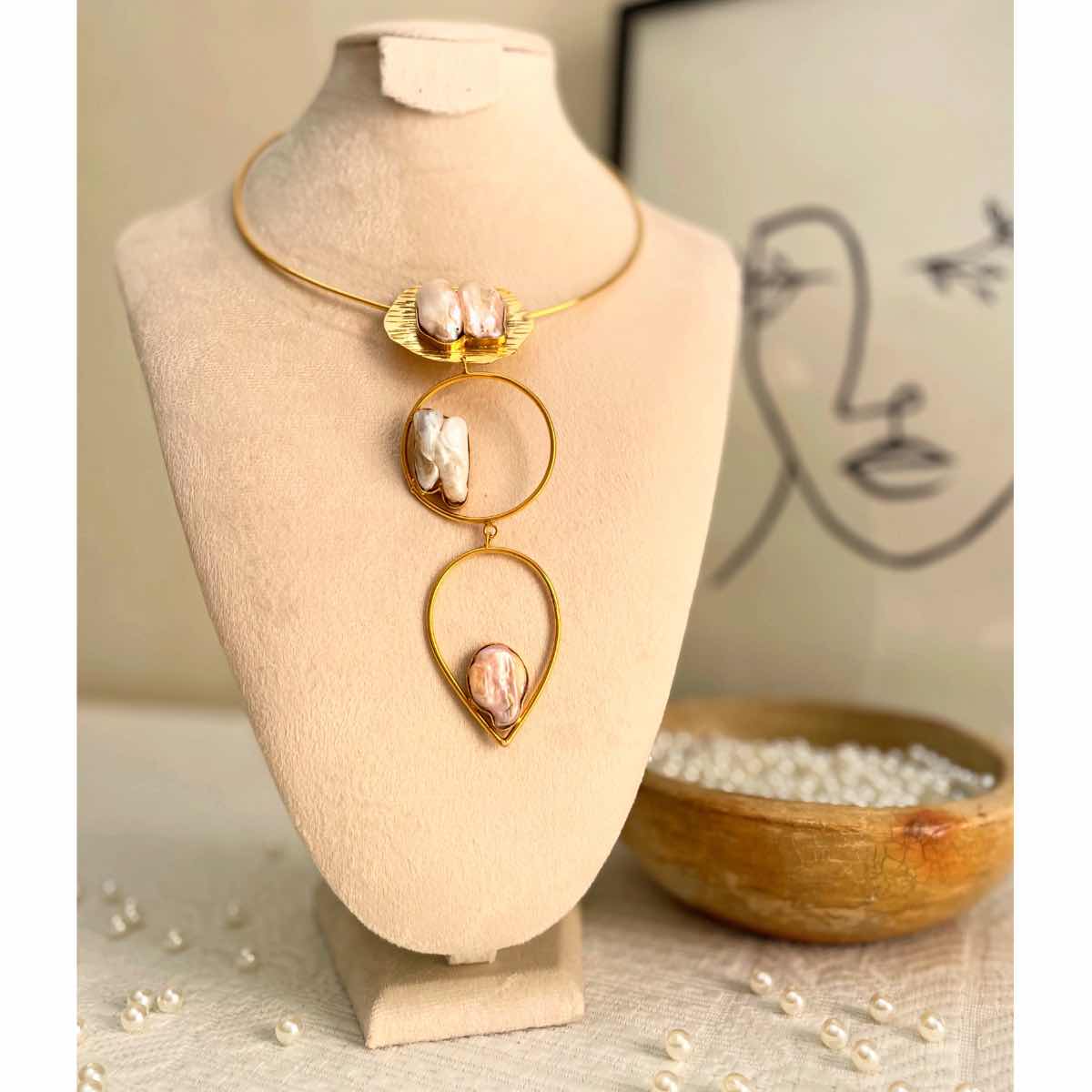 Collier doré en cuivre et nacre pour un style élégant et unique