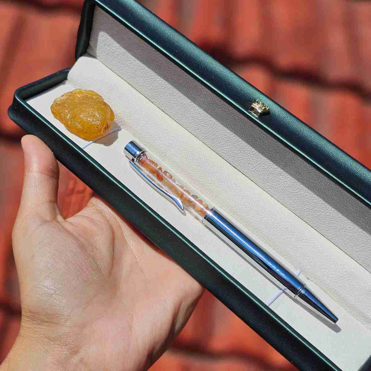 Stylo luxe en cornaline avec pierre brute élégante et unique