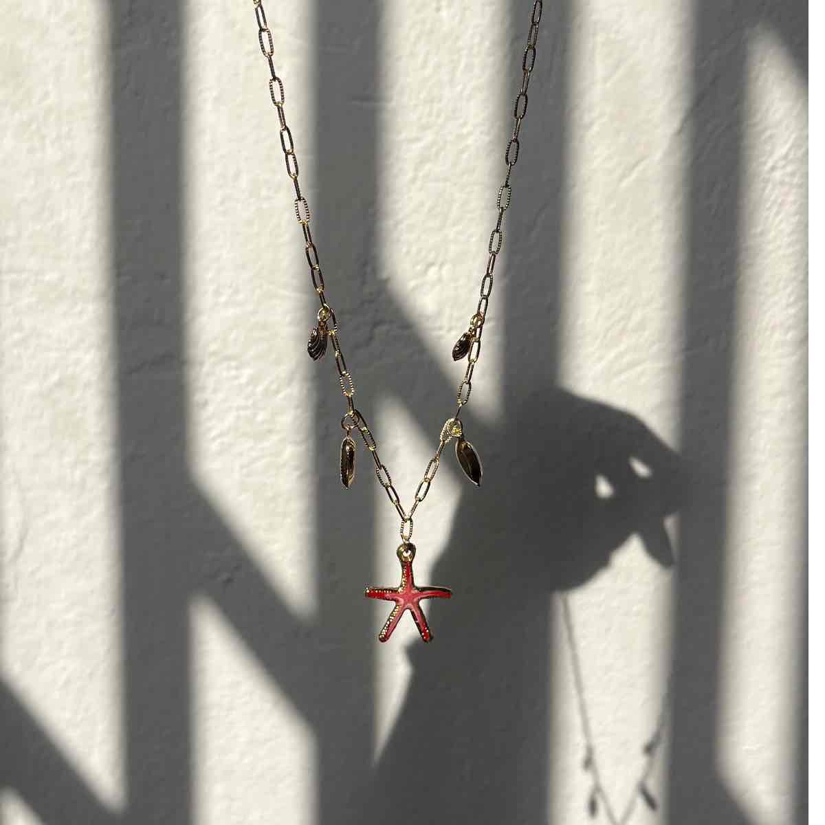 Collier doré été tendance pour une allure irrésistible