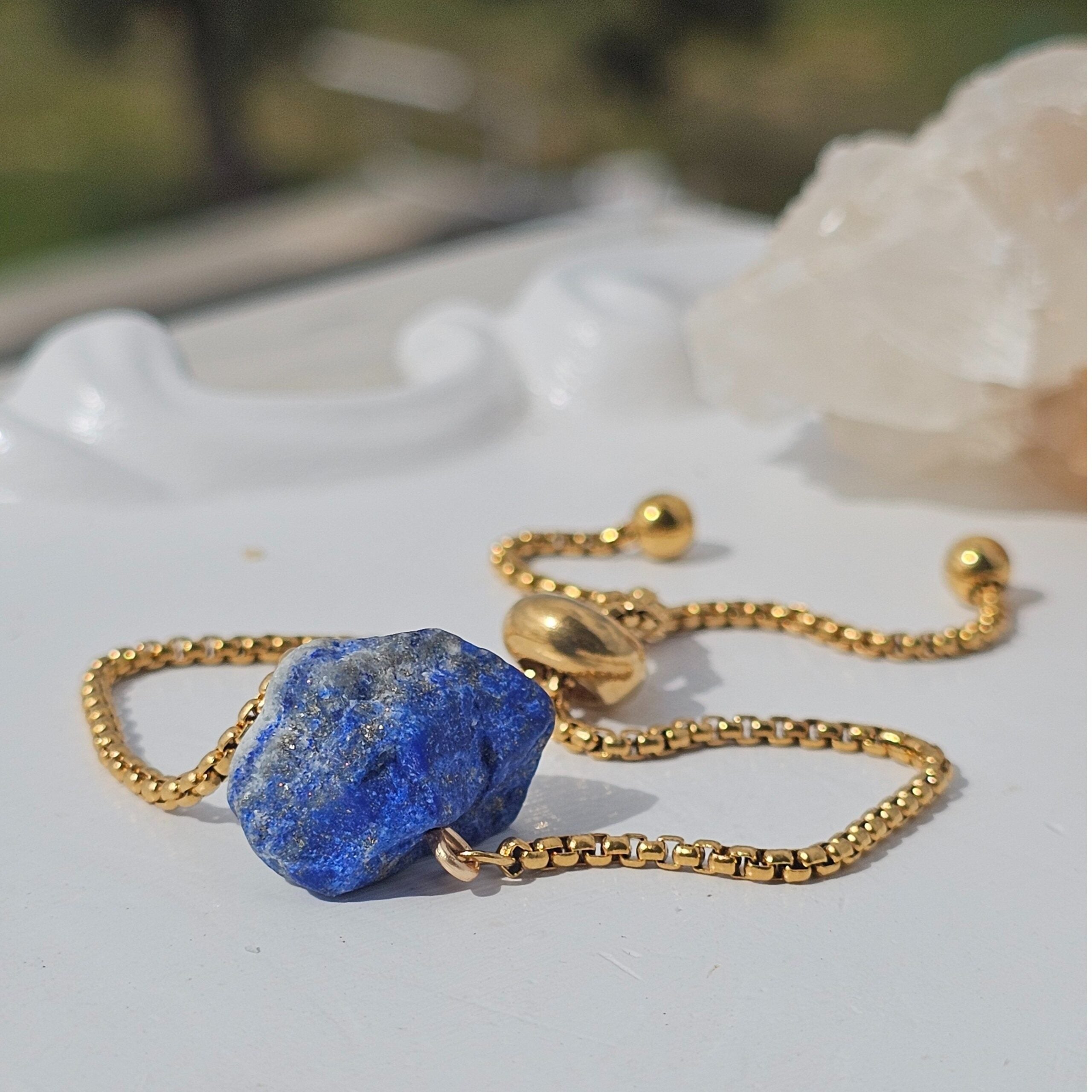 Bracelet Doré avec Lapis Lazuli Brut - Élégance et Équilibre