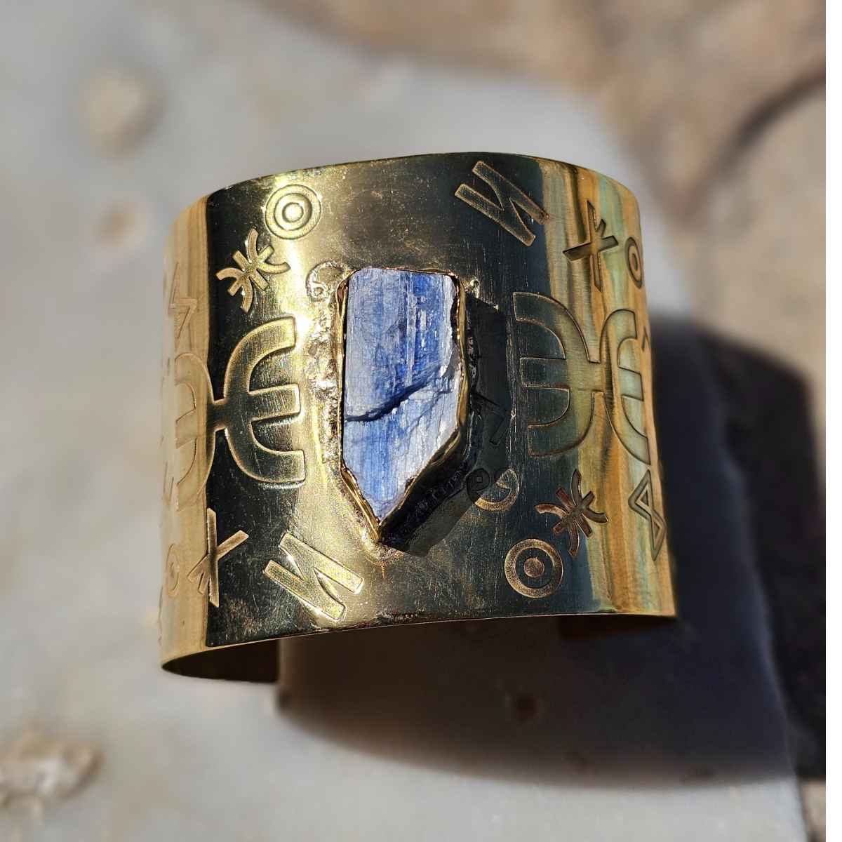 Manchette Amazigh Tazmert Kyanite en cuivre plaqué en or 18 karats