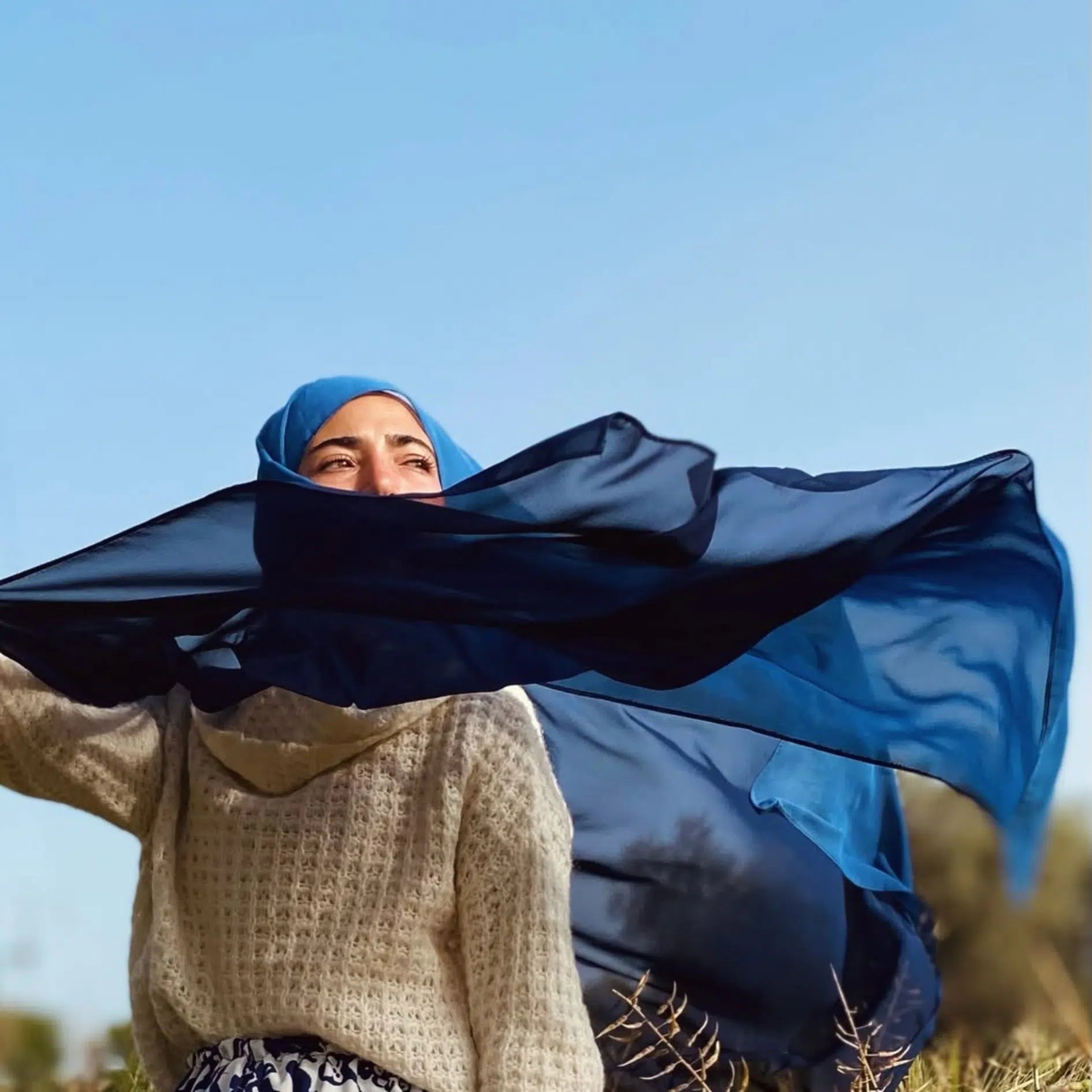 Hijab dégradé bleu nuit en voile fluide (1,65m)