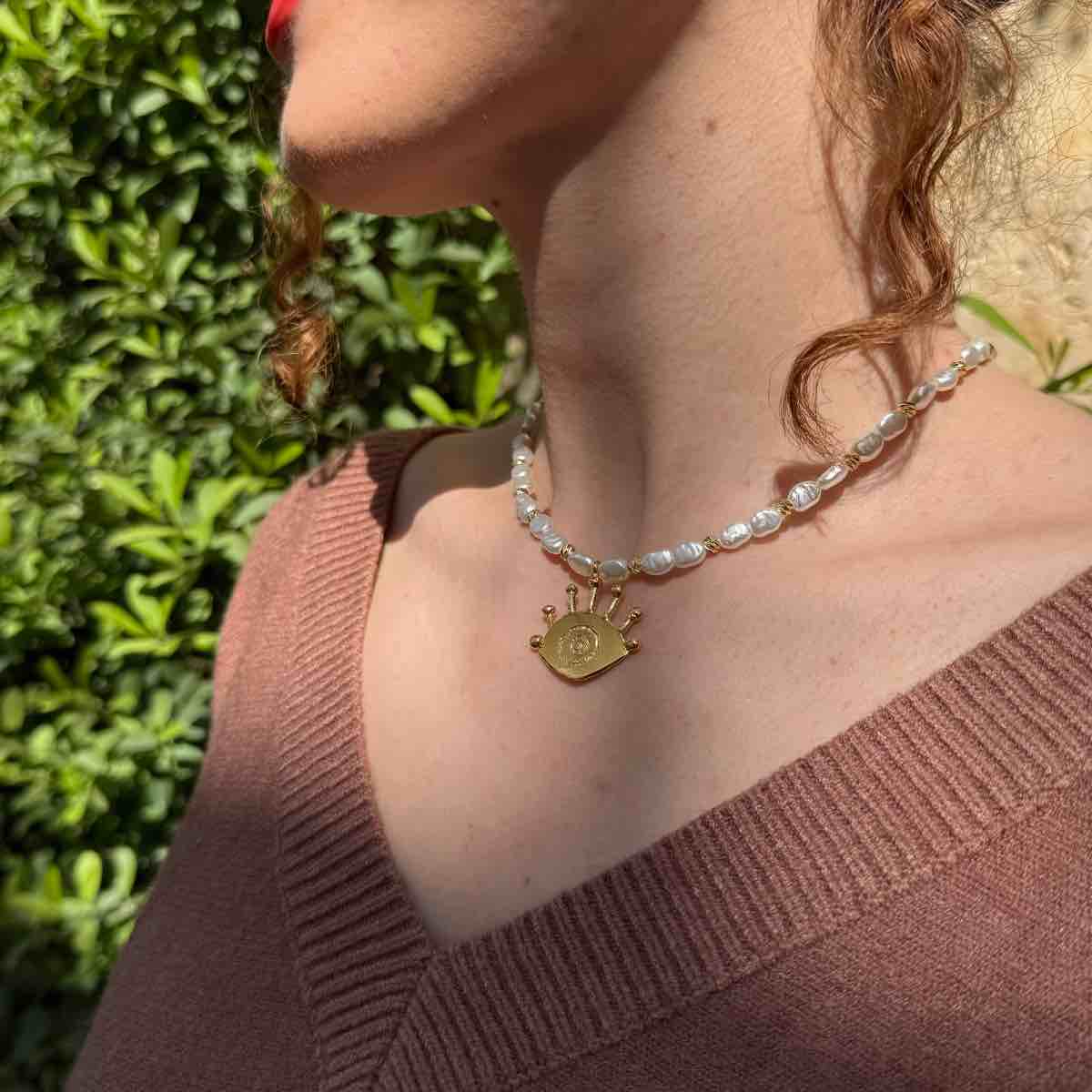 Collier œil en laiton et perle pour un style irrésistible