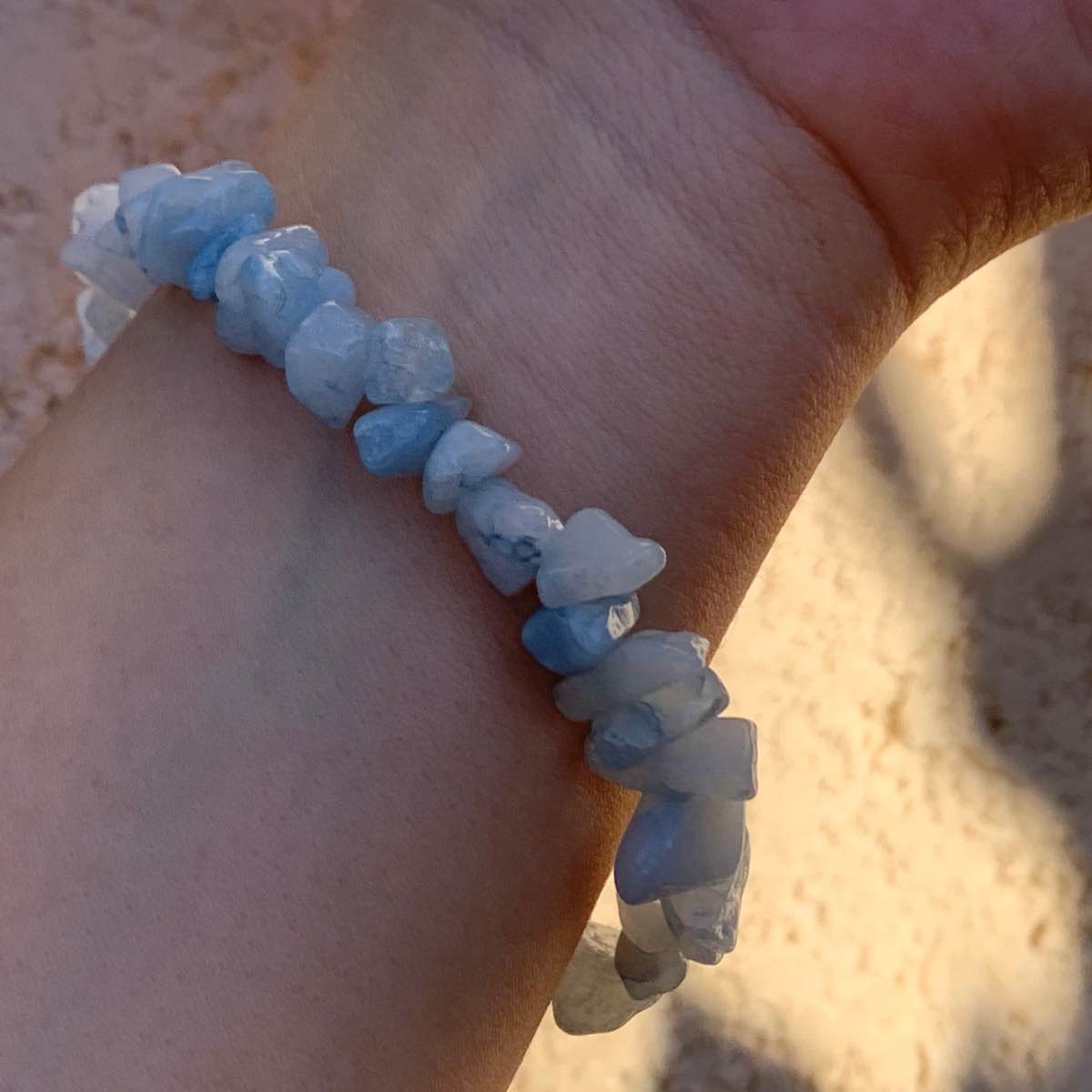 Des bracelets en pierres semi précieuses de la marque Artemis.tn - Couleur Bleu roi/ vert / rose / bleu ciel /