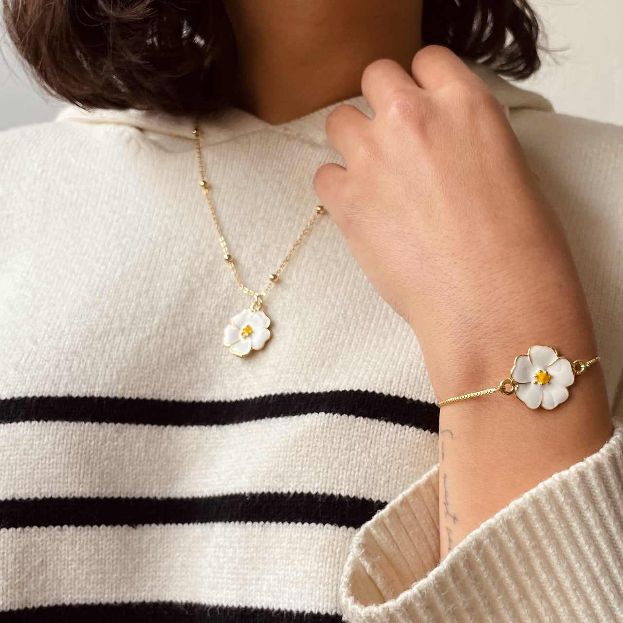 collier fleur blanche et bracelet ajustable doré