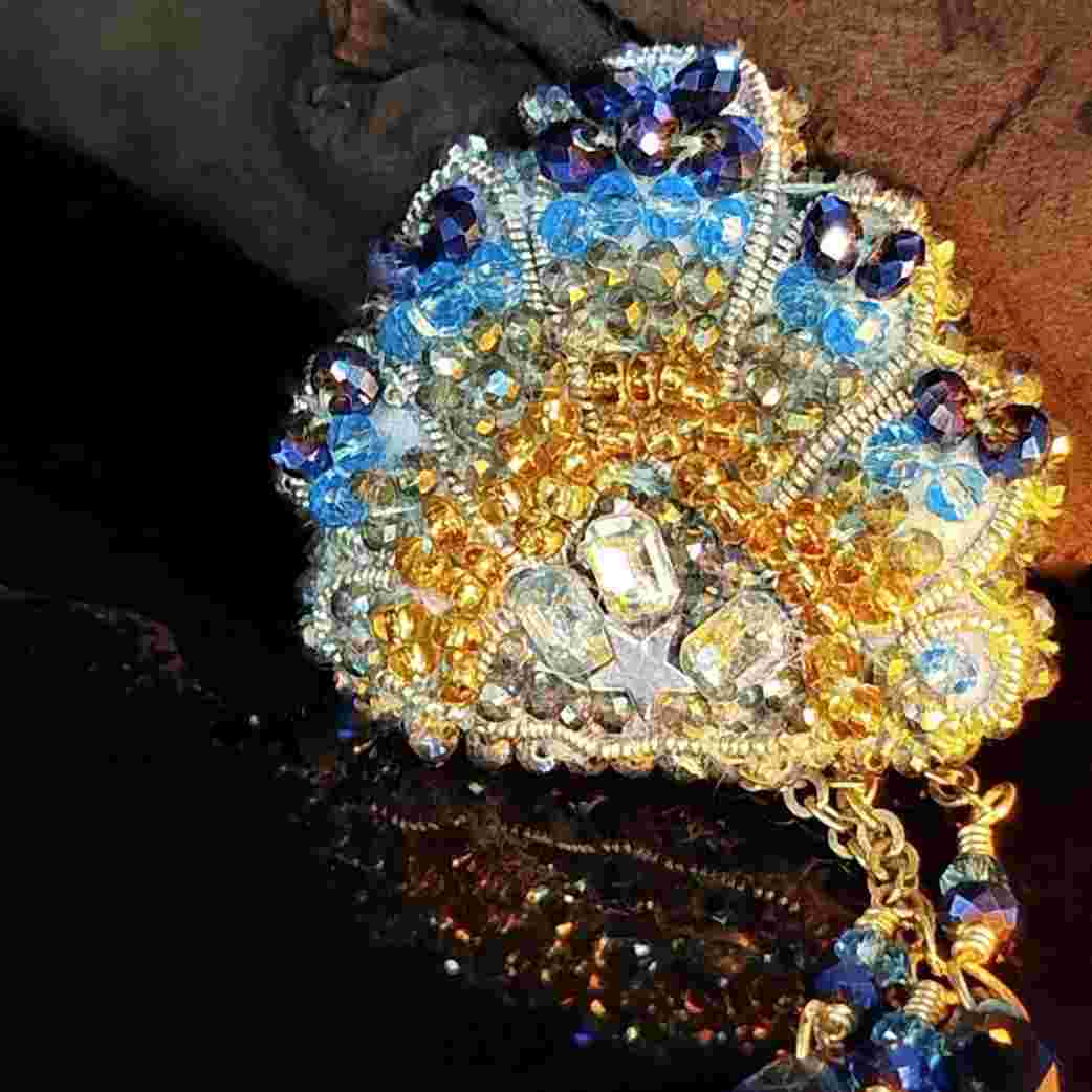 broche élégante en cannetille et cristaux pour un look unique