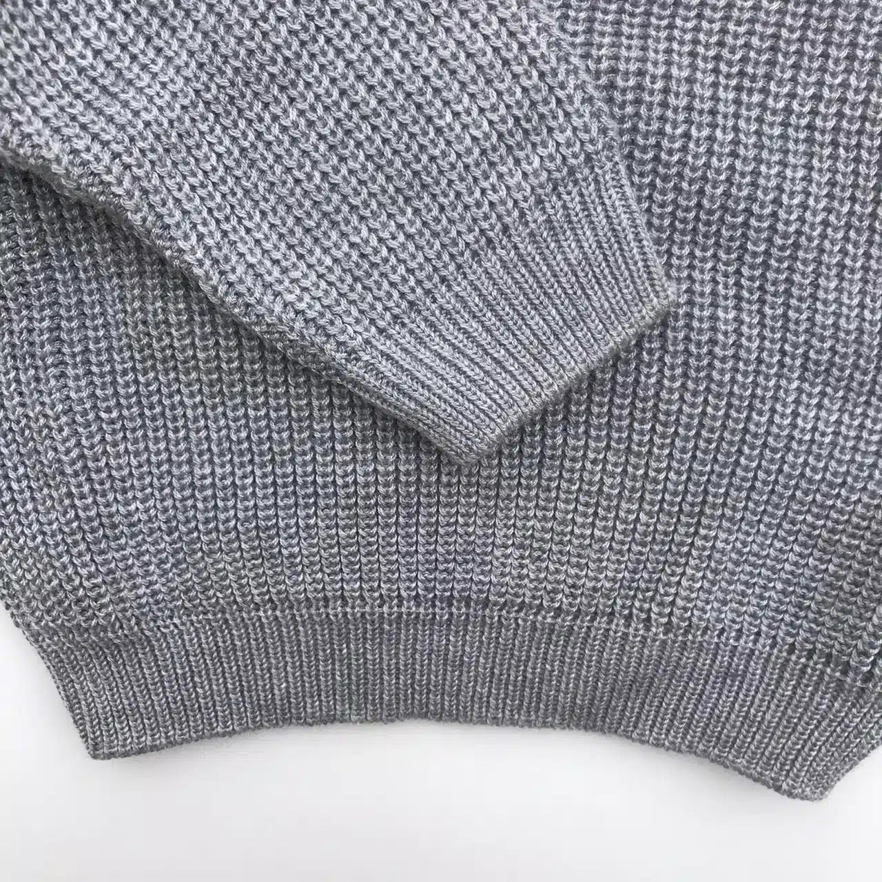 Pull gris oversize en laine et coton avec prénom personnalisable brodé à la main