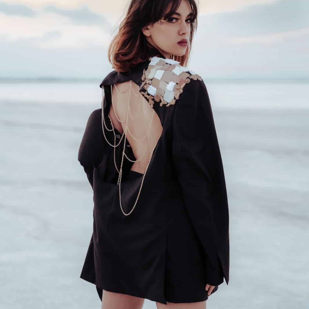 Blazer oversize patchwork de luxe avec détails dorés – Inspirée de l’héritage de Sbeitla