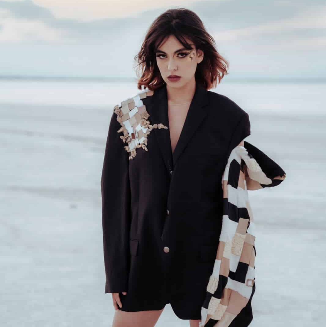 Blazer oversize patchwork de luxe avec détails dorés – Inspirée de l’héritage de Sbeitla