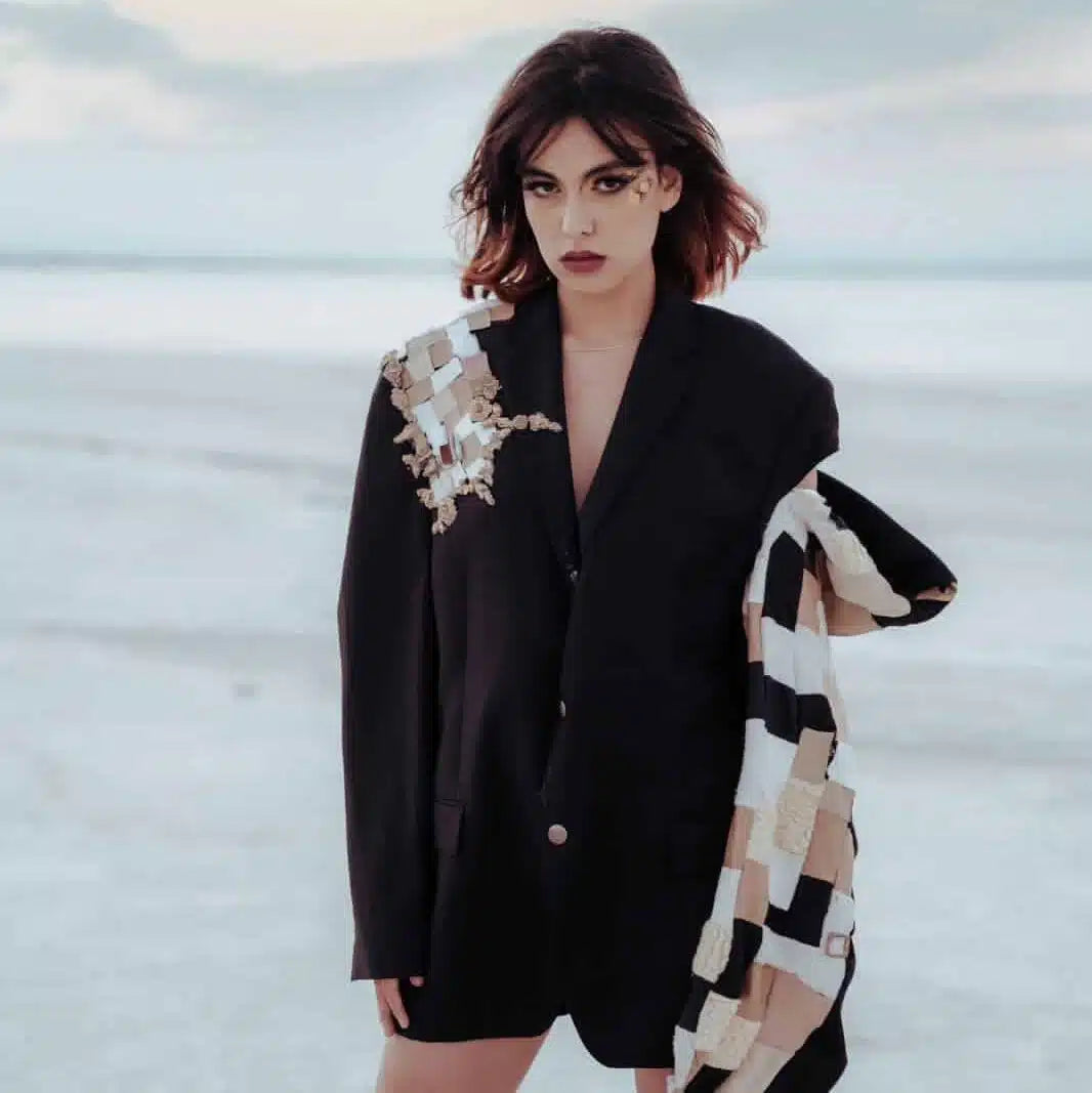 Blazer oversize patchwork de luxe avec détails dorés – Inspirée de l’héritage de Sbeitla