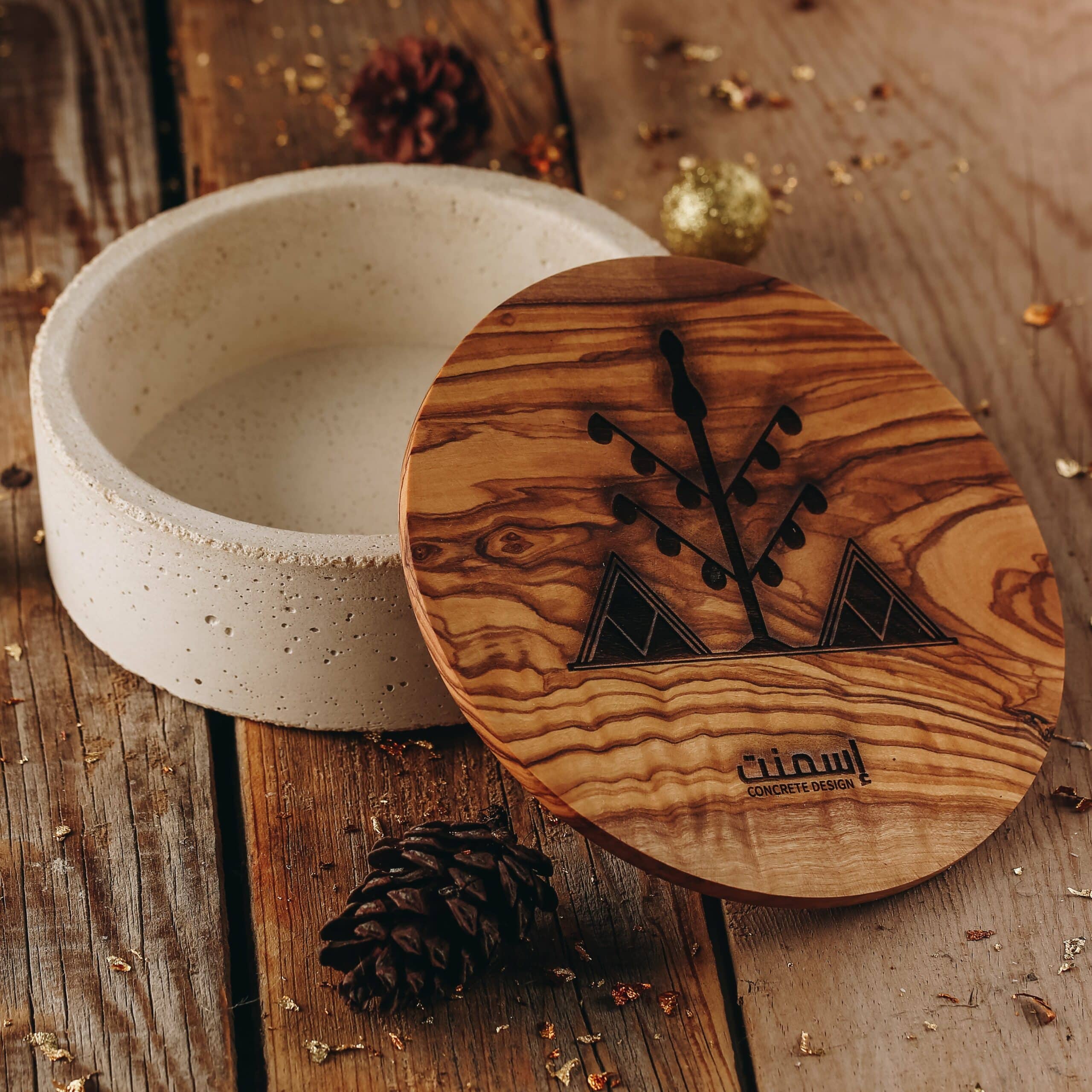 Boîte oliveraie en béton avec couvercle en bois d’olivier gravé (S, M ou L)