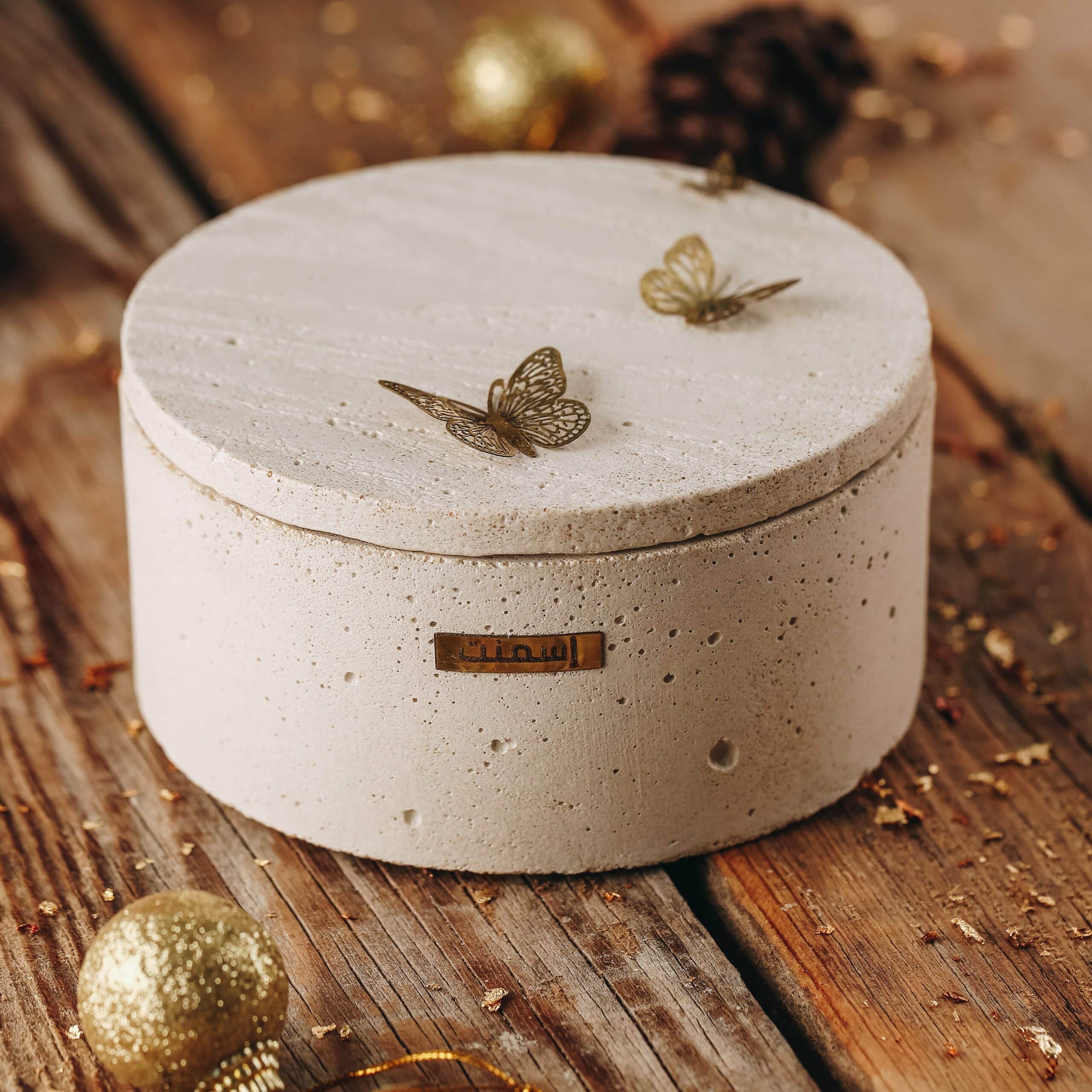 Boîte Éphémère en béton avec couvercle orné de papillons en cuivre (S, M, L)