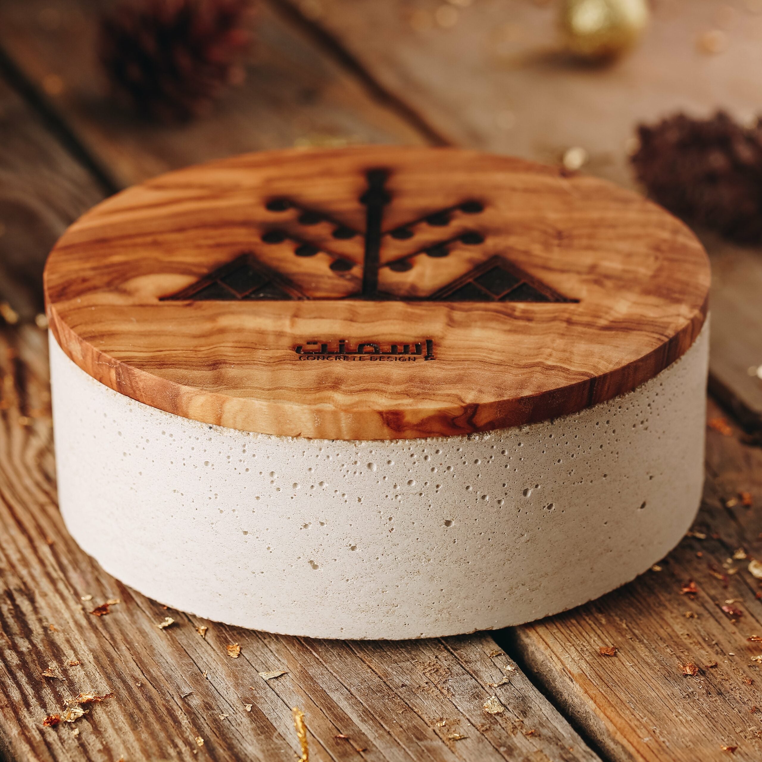 Boîte oliveraie en béton avec couvercle en bois d’olivier gravé (S, M ou L)