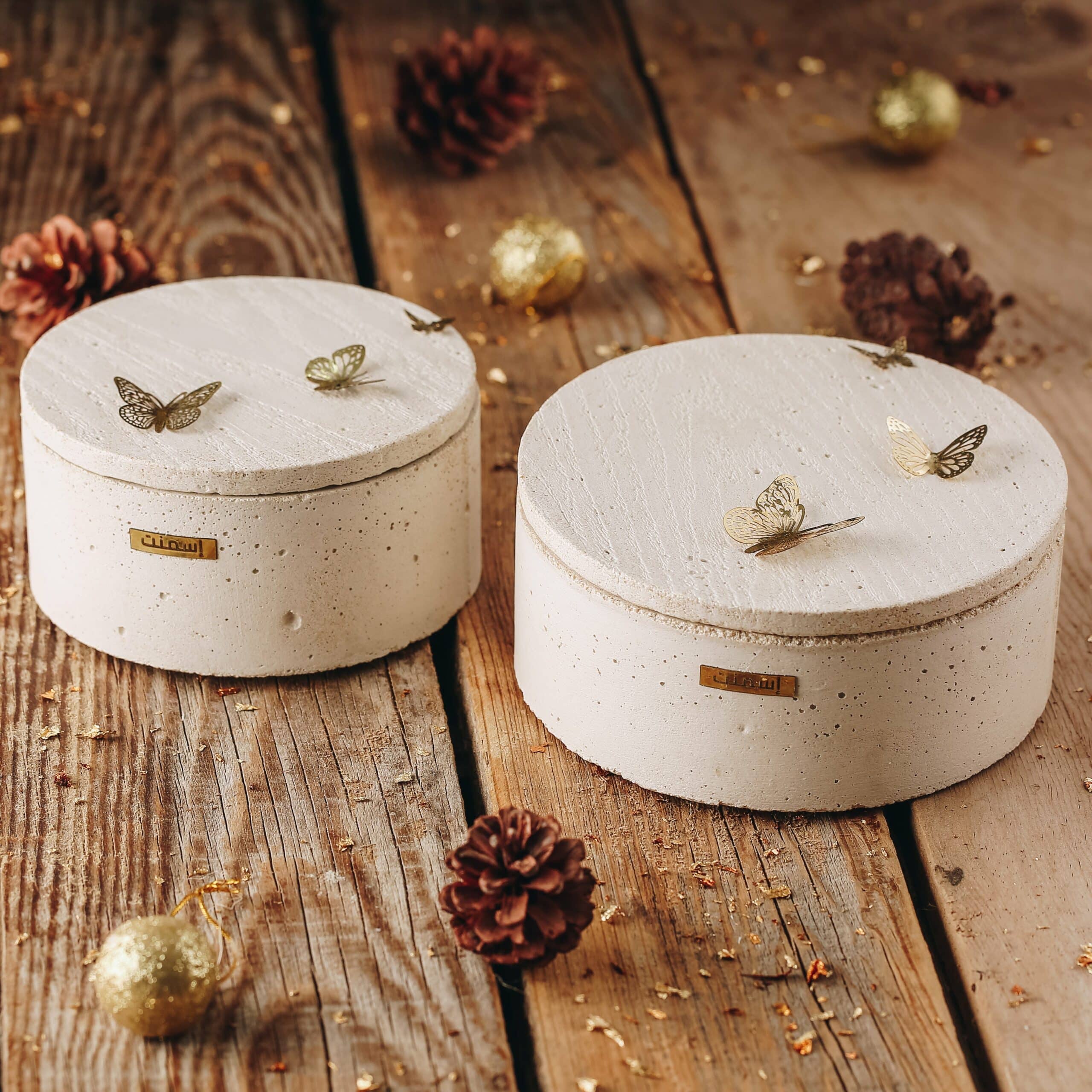 Boîte Éphémère en béton avec couvercle orné de papillons en cuivre (S, M, L)