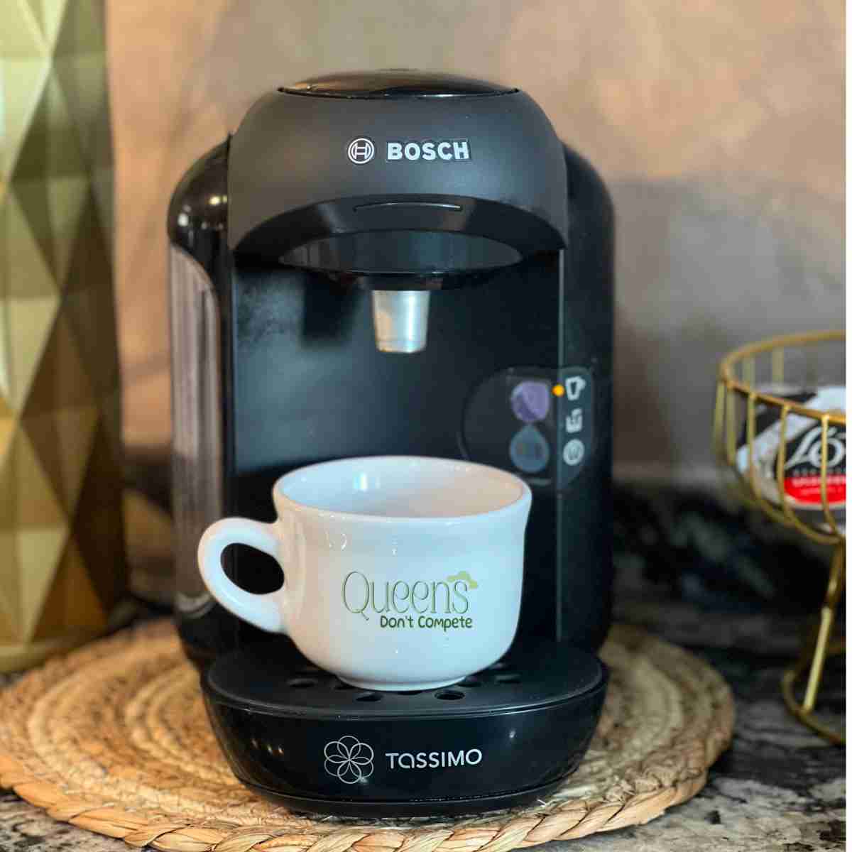 mug femme Queens Don't Compete pour une confiance irrésistible