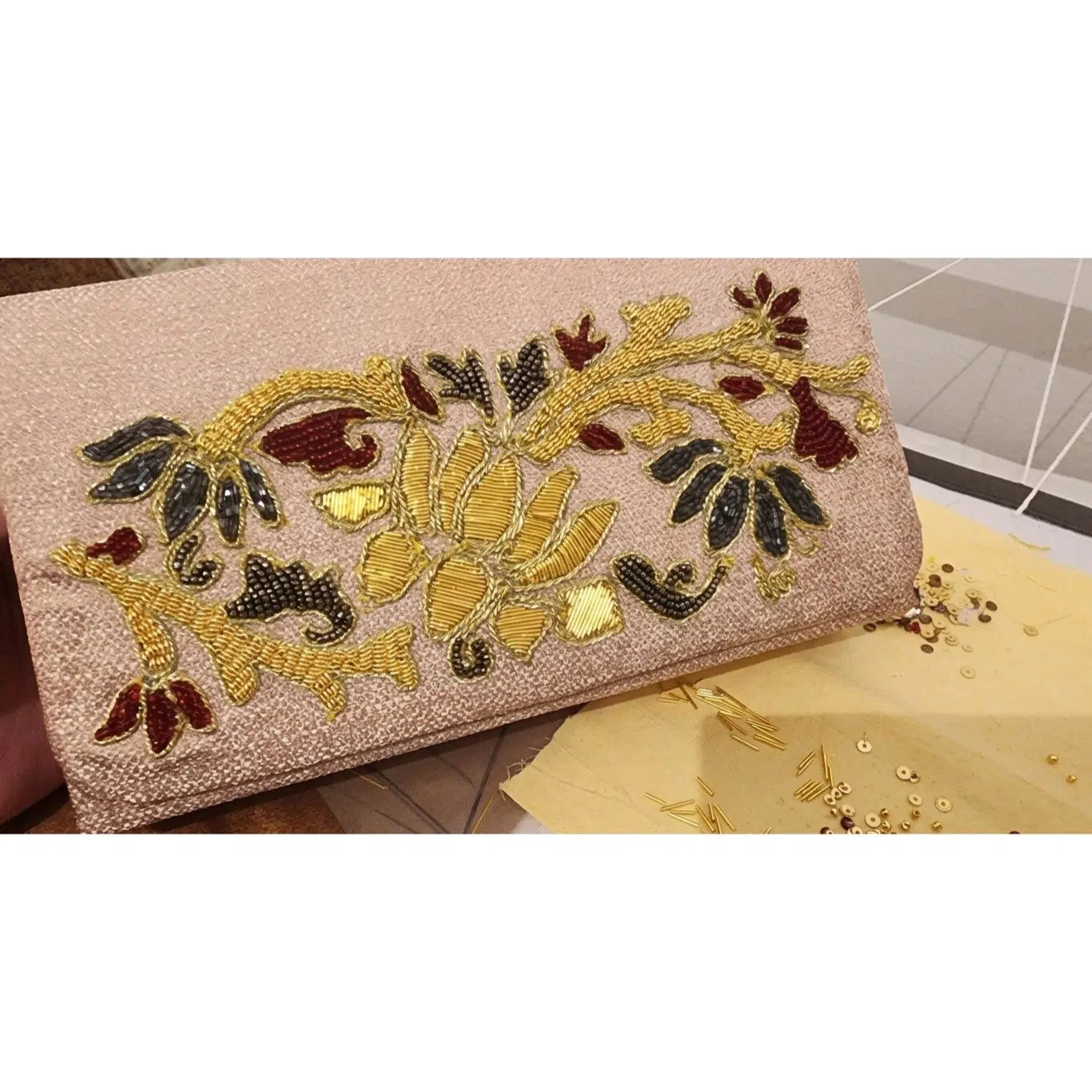 Pochette brodée dorée unique pour un style irrésistible