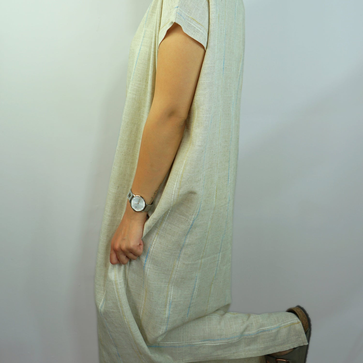 Jebba Beige en Lin avec Rayures Fines Bleu & Jaune - artisanat Tunisien fait main | ILEYCOM