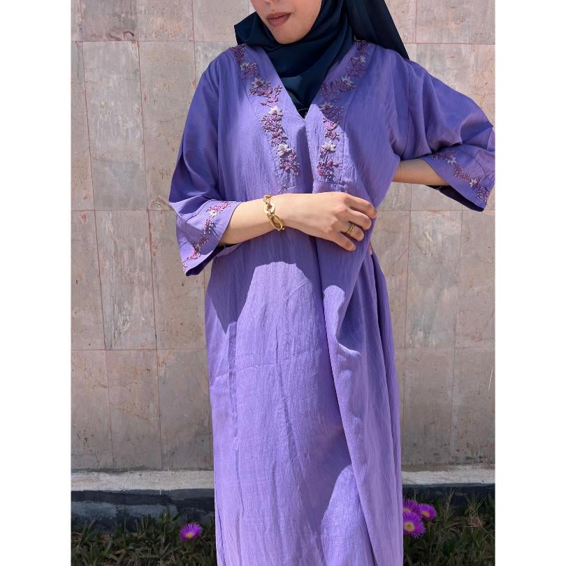 Jebba longue brodée à la main avec des motifs en fleurs - artisanat Tunisien fait main | ILEYCOM