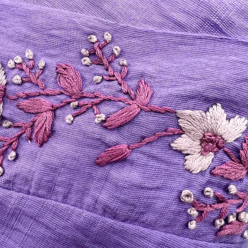 Jebba longue brodée à la main avec des motifs en fleurs - artisanat Tunisien fait main | ILEYCOM