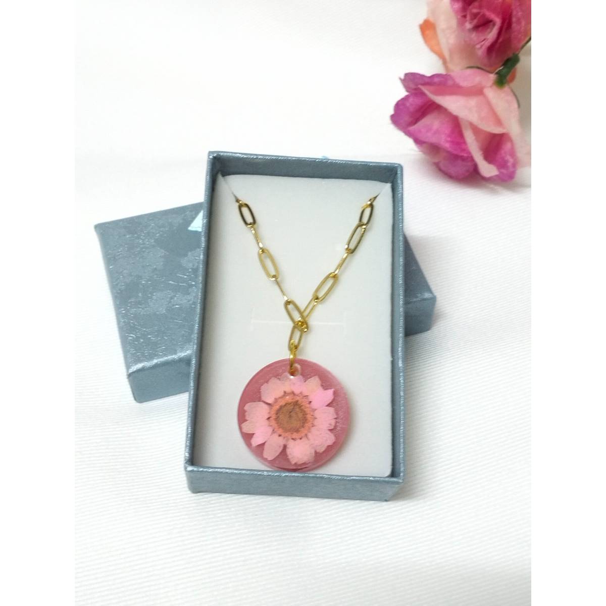 Collier femme en résine époxy rose élégant avec fleur naturelle