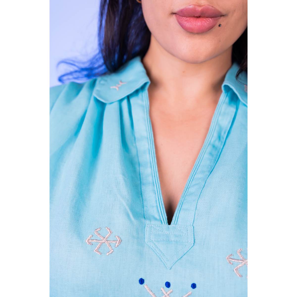 Blouse lin bleu ciel brodée en soie pour un style unique