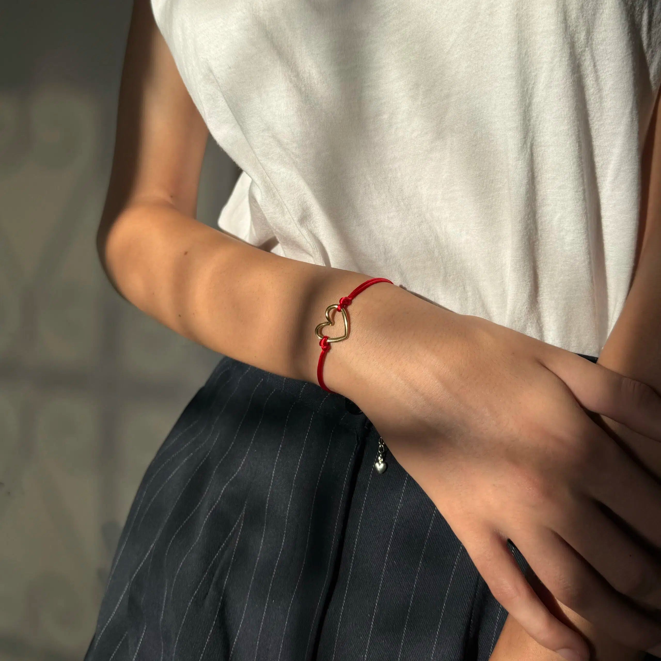 Bracelet cœur ajustable en cordon rouge pour un amour éternel