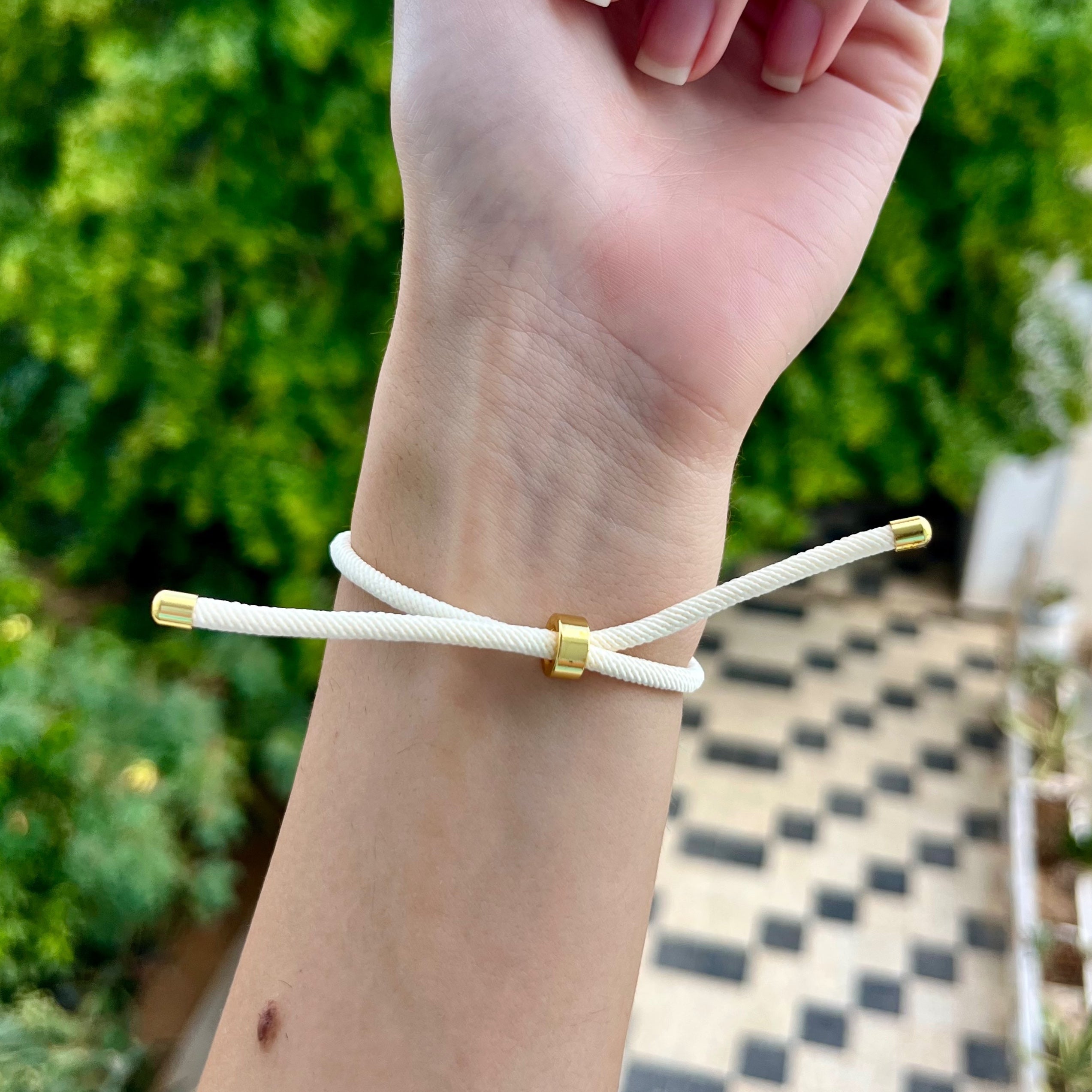 Bracelet ajustable avec des perles blanc