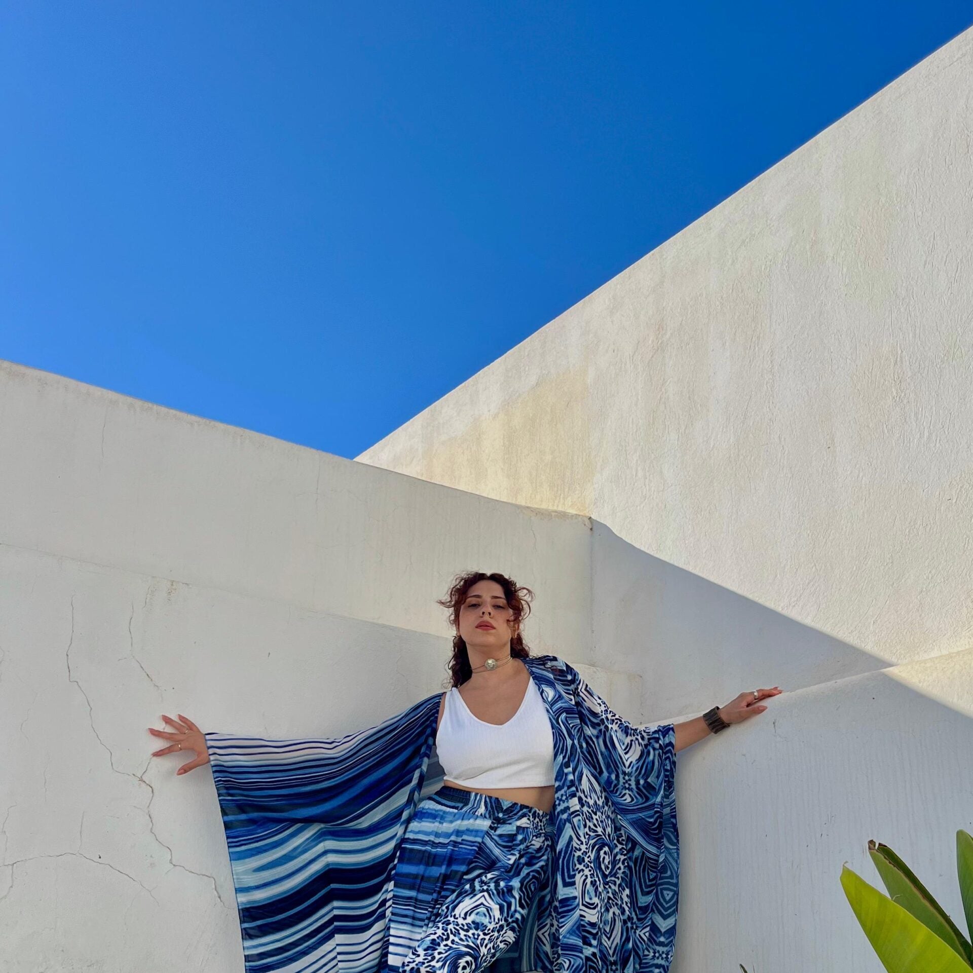 Pancho chic élégant avec pantalon large et broderie artisanale