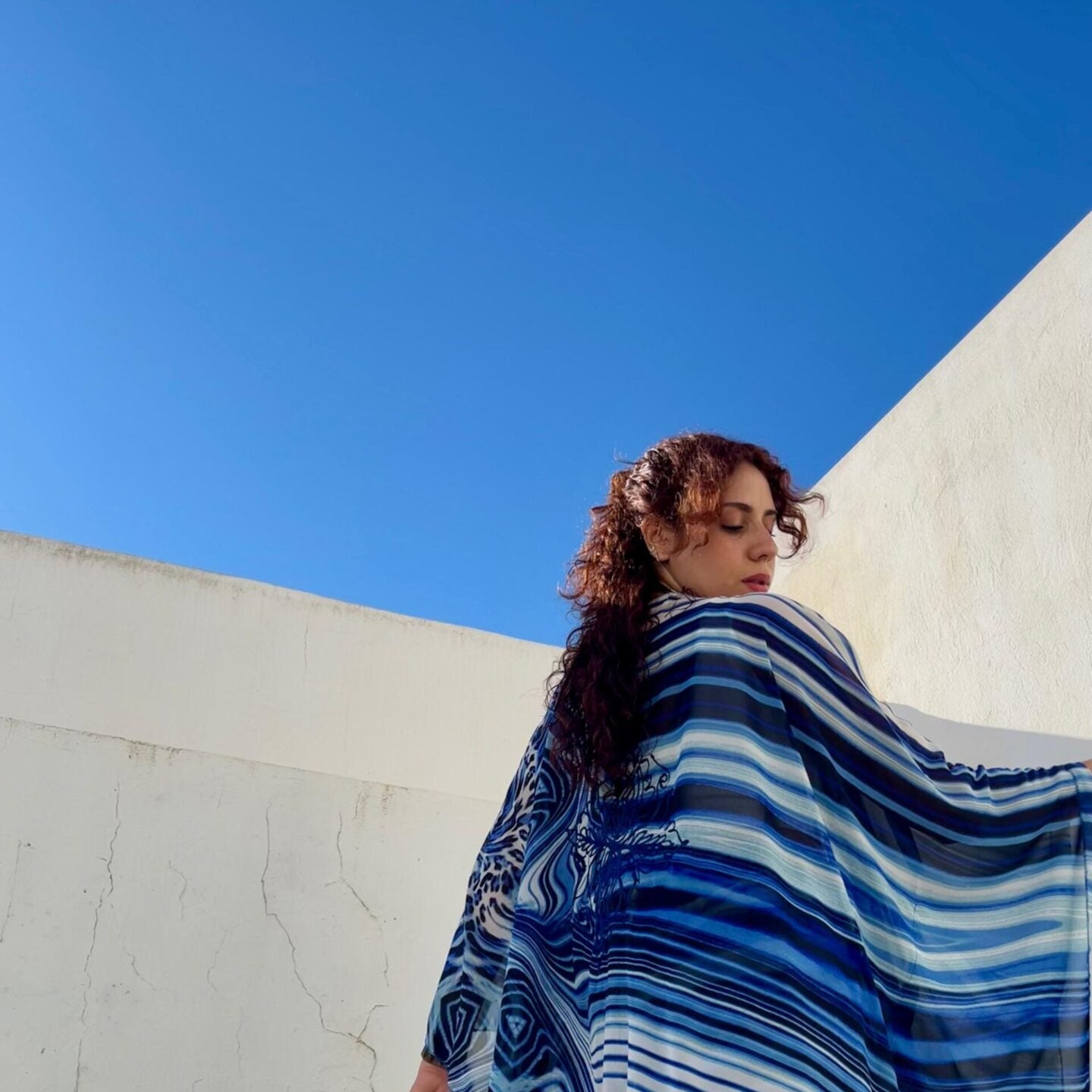 Pancho chic élégant avec pantalon large et broderie artisanale