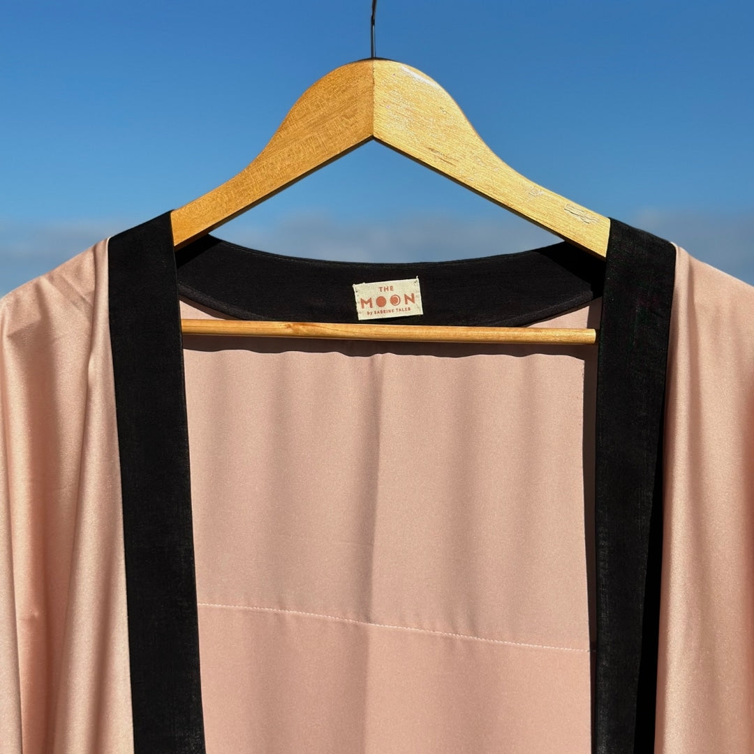 Kimono festif boho chic beige à motifs champignons avec finitions noires au col - artisanat Tunisien fait main | ILEYCOM