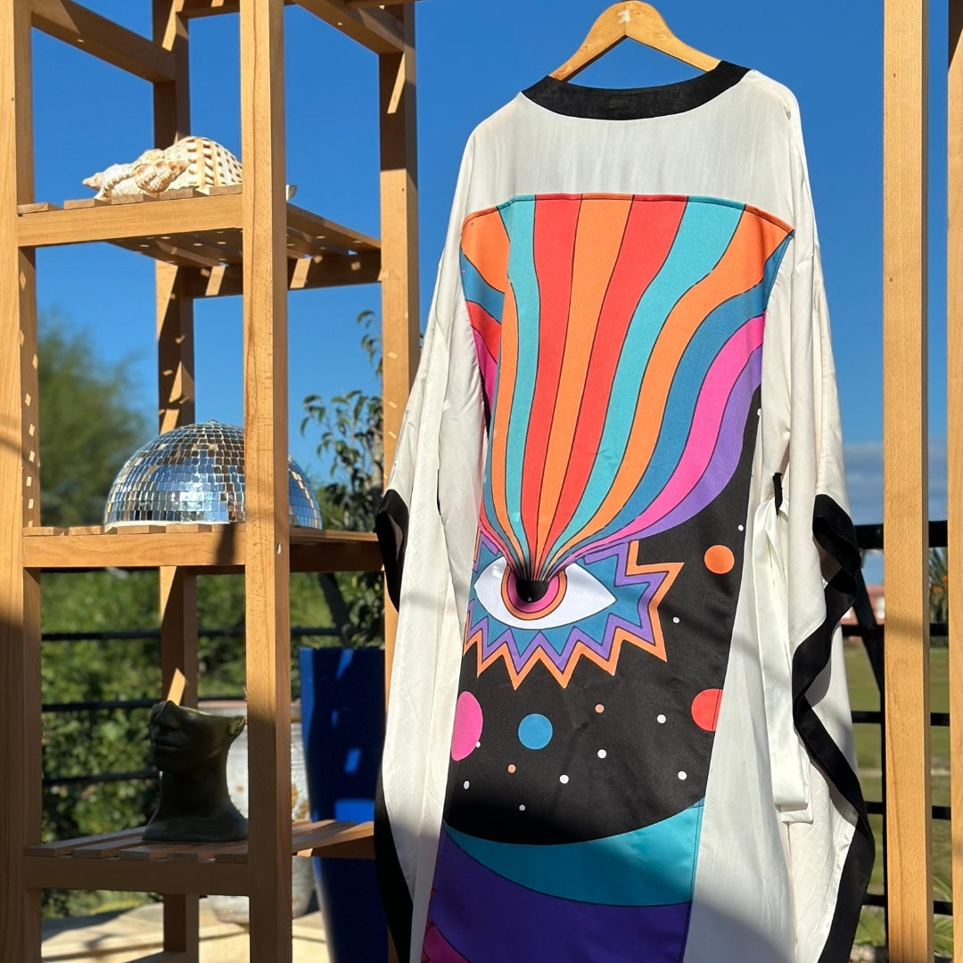 Kimono festif boho chic blanc avec détails en noirs en satin de soie avec gravur - artisanat Tunisien fait main | ILEYCOM